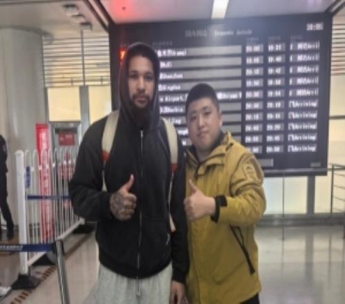 晉媒：山西第7名外援戴申尼克斯飛抵太原有望搭上常規(guī)賽末班車