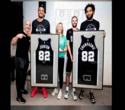 NBA僅18人！米奇約翰遜為82場全勤的尚帕尼&凱爾登頒發(fā)榮譽(yù)球衣