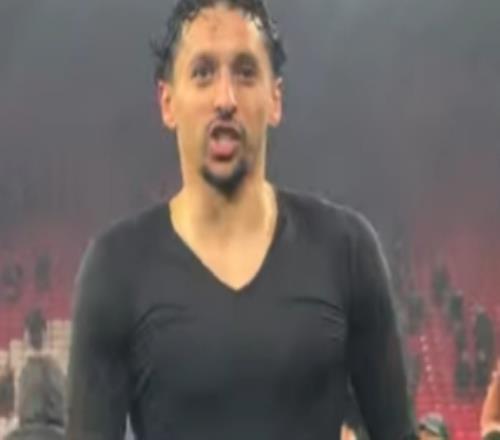 留作紀(jì)念！馬爾基尼奧斯賽后將球褲扔給看臺上的球迷