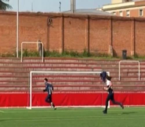 故意整活！西協(xié)乙一球隊(duì)主席追著要穆斯林球員試吃火腿引發(fā)爭議