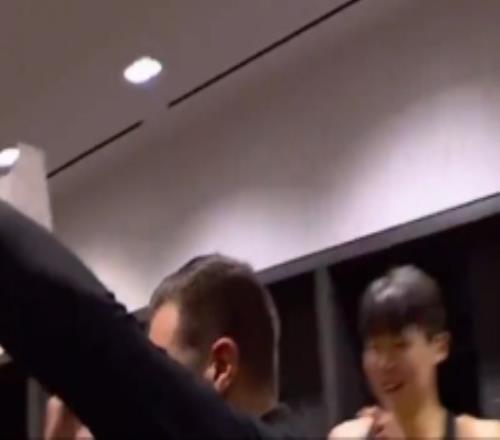 小楊現(xiàn)身！斯普利特更衣室訓(xùn)話：我們堅持住了戰(zhàn)斗到了最后一刻