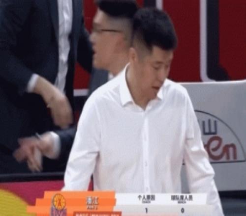 小心別被驅(qū)逐了！潘江抱怨判罰吃T后扔掉戰(zhàn)術(shù)板繼續(xù)激烈申訴