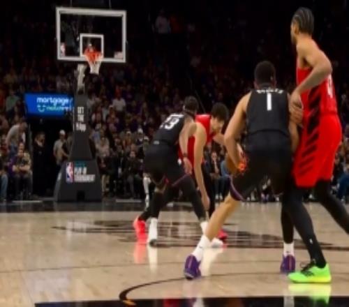 情況不妙！布克被吹無(wú)球犯規(guī)個(gè)人累計(jì)4犯太陽(yáng)挑戰(zhàn)也失敗了