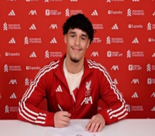 利物浦官方：18歲埃斯戴爾簽下首份職業(yè)合同，可勝任右后衛(wèi)和中衛(wèi)