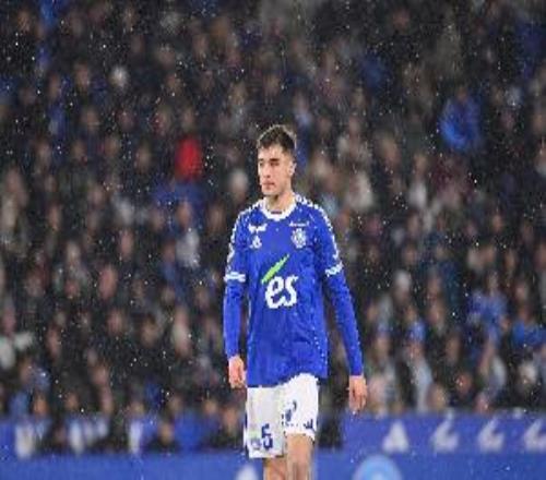 隊(duì)報(bào)：藍(lán)軍外租白堡的20歲中衛(wèi)安塞爾米諾腿筋受傷，預(yù)計(jì)賽季報(bào)銷