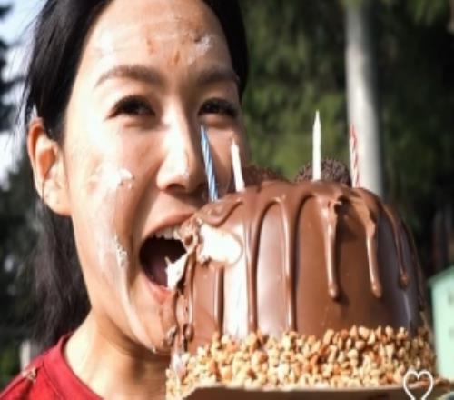 加拉塔薩雷女足官媒曬出視頻，全隊(duì)在訓(xùn)練間隙為楊莉娜慶生