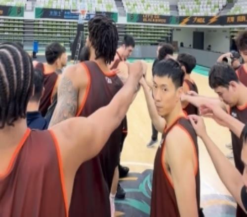 球隊已抵達(dá)上海進(jìn)行最后備戰(zhàn)訓(xùn)練后隊員來了一場橄欖球?qū)Q