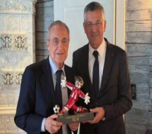 皇馬官方曬照，主席弗洛倫蒂諾與拜仁主席海納在賽前會面