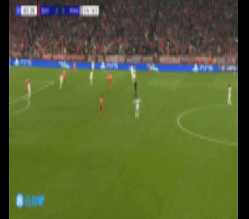 主裁向卡馬文加出示第二黃后一度未意識到這點，在拜仁提醒下掏紅