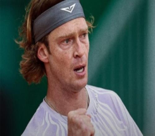 賽季第三次躋身八強(qiáng)！盧布列夫20索內(nèi)戈，進(jìn)巴塞羅那公開賽第2輪