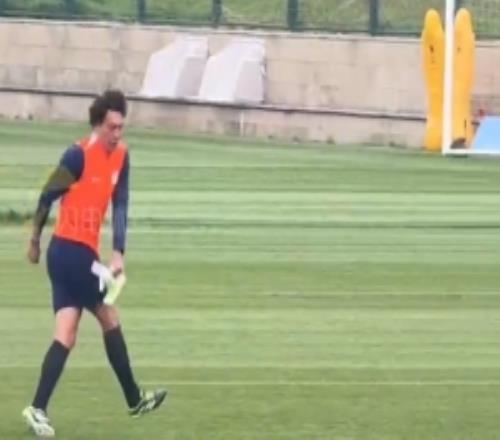 有顆前鋒的心泰山隊訓(xùn)練中王大雷突然前插，搶斷陳澤仕并射門