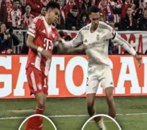 迪亞斯與阿諾德拼搶時鞋掉了，后者一腳把前隊友球鞋踢出球場