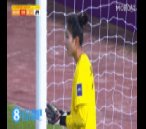 差點丟球！王愛芳冒頂，劉晨撲出日本U20女足球員近距離推射