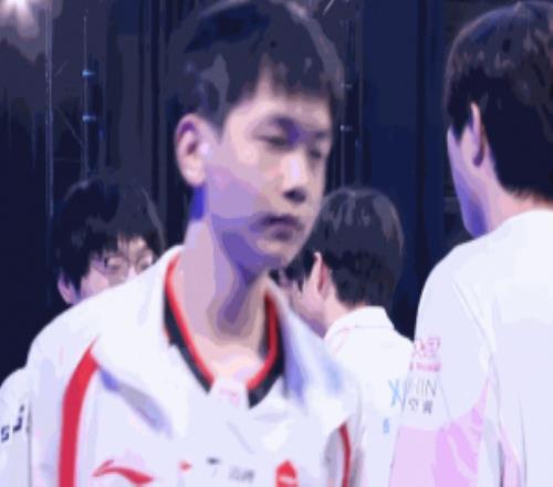 依舊__Bin賽后挺直腰桿與TES眾選手擊拳，Creme直接無視！