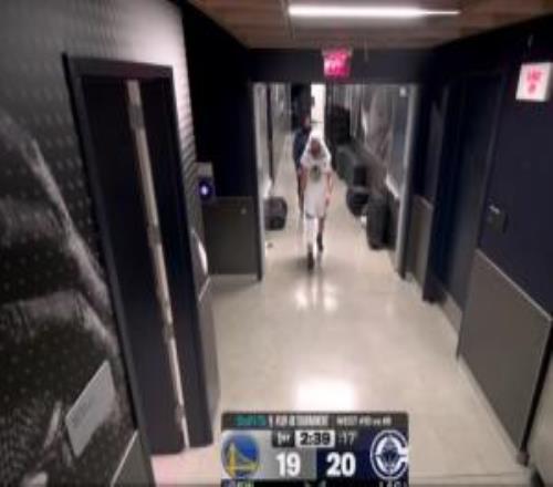 附加賽對陣快船！首節(jié)最后階段庫里走回更衣室目前已回到替補席