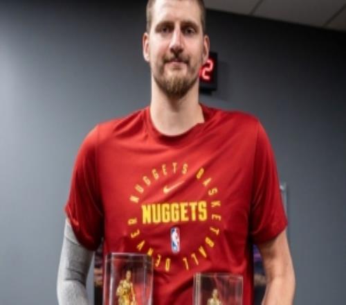 大王的雙王！掘金曬約基奇領取助攻王&籃板王獎杯照片