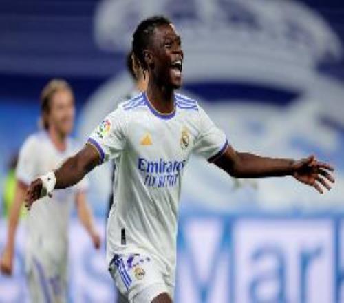 泄憤踢球+拒還球權！卡馬文加連續2年在歐冠八強戰累計兩黃被罰下