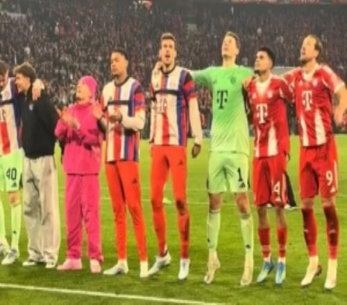 卡爾賽后與拜仁隊(duì)友一起慶祝，一身粉色穿搭+帽子被比朔夫搶走