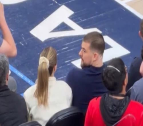 心系老東家！祖巴茨場邊觀戰(zhàn)快船vs勇士附加賽