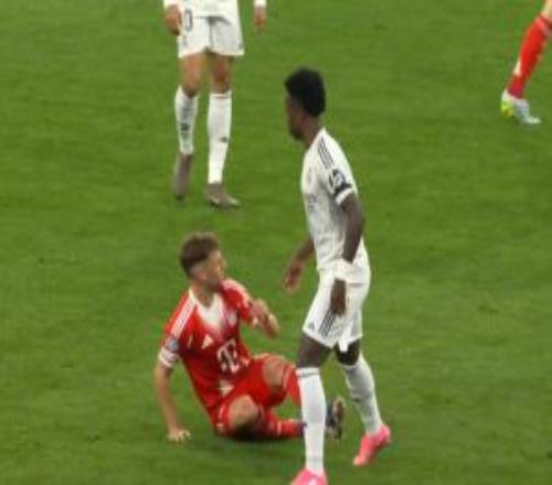 不太冷靜！維尼修斯先絆倒基米希又將后者推倒，被裁判口頭警告