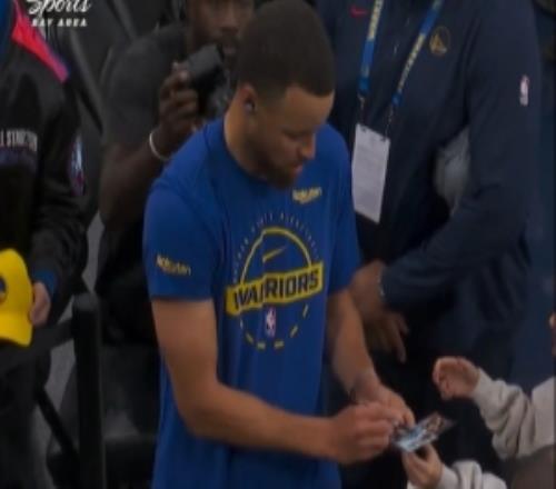 寵粉環(huán)節(jié)！庫里賽前為客場的小球迷們簽名