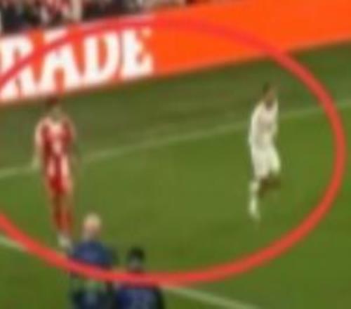 有點無語阿諾德踩掉迪亞斯的鞋還一腳踢出場，迪亞斯攤手不解