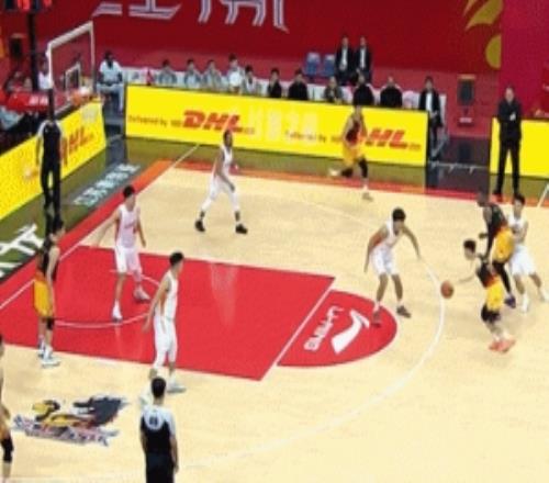 眼觀六路！龐崢麟外線啟動(dòng)鉆入人群送腋下妙傳助飛賈爾斯