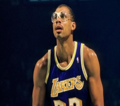 真摯的祝福！祝傳奇球星“天勾”賈巴爾79歲生日快樂(lè)！