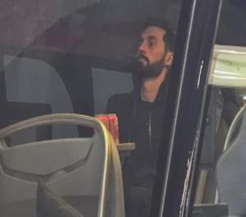 emo了！皇馬被淘汰，阿韋洛亞乘坐大巴離開時(shí)頭靠后座滿臉愁容