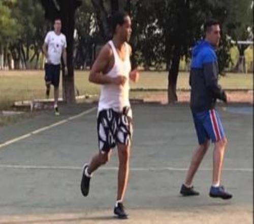 小罗纪录片：小罗曾在狱中率队112大胜夺冠，奖品是一头小猪崽