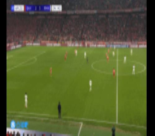 穆西亞拉中場嘗試快發(fā)任意球被吹停，呂迪格對裁判出言不遜染黃