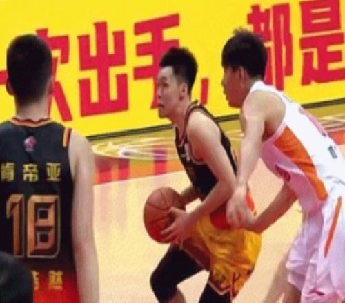 打球太聰明！龐崢麟殺入籃下突然降速點(diǎn)開(kāi)防守拋進(jìn)后分差只剩1分