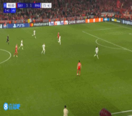 奧利塞世界波鎖定勝局！第90+4分鐘，凱恩做球，奧利塞推進(jìn)到禁區(qū)前沿兜射轟出世界波，皮球彈柱入網(wǎng)，拜仁4-3皇馬！