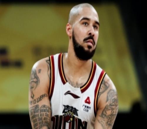 扛起進(jìn)攻！摩爾半場(chǎng)8中6高效砍下15分三分4中3