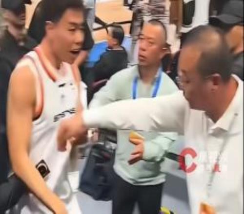 瀟湘晨報：攔截李添榮的男子不是首鋼的工作人員