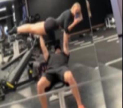 玩得花！25歲穆德里克舉起女友做臥推，8800萬引進(jìn)已被禁賽18個(gè)月