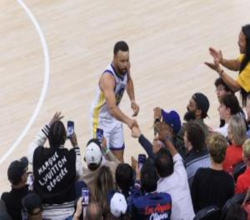 對手歸對手！還是Respect！快船球迷臉色鐵青推開庫里但碰拳收尾