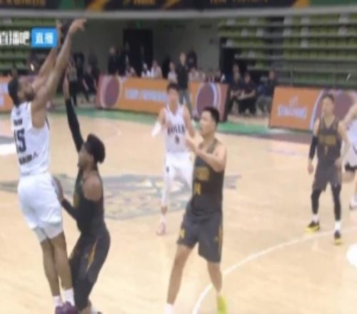 神奇！梅森瓊斯頂著防守命中打板三分道格拉斯也打板三分回應(yīng)