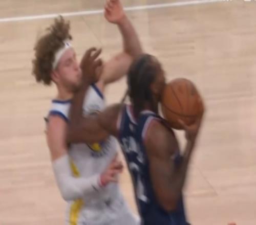 倫納德?lián)糁胁ń苣匪够娌勘淮颠M攻犯規(guī)裁判回看后沒有升級