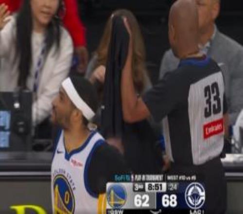 罕見！勇船裁判泰勒受傷離場！庫里笑迎裁判科賓脫衣服替補登場！