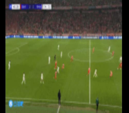 助攻姆巴佩扳平總比分前，維尼修斯反擊中左腳打門擊中橫梁彈出