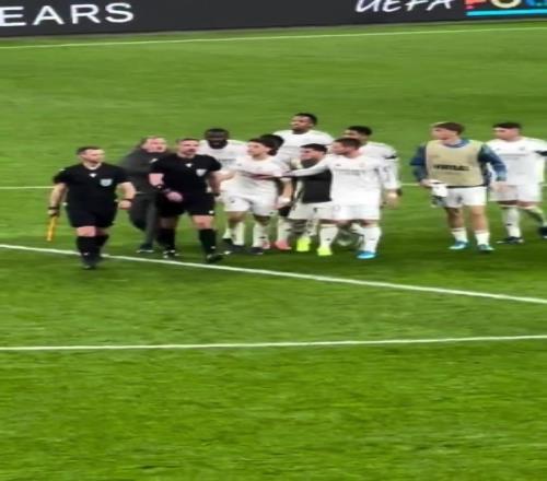 居萊爾染紅細節(jié)：球員追著主裁和邊裁輪番抱怨，后又追到場邊怒噴