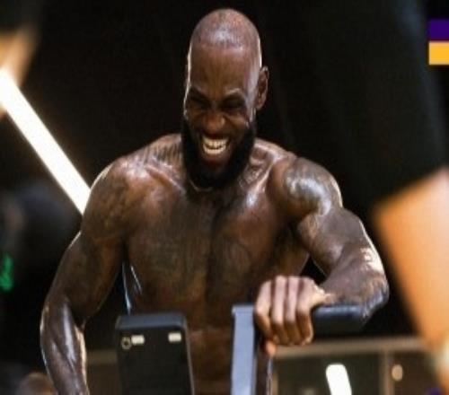 揮汗如雨！湖人官推曬詹姆斯赤膊健身照：累只是心理作用