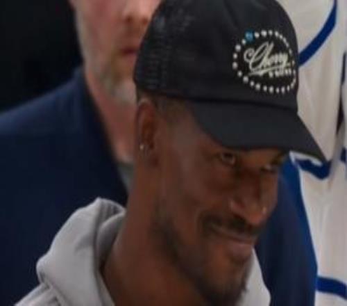 你的蝙蝠俠太帥了！庫里命中關(guān)鍵三分巴特勒微微一笑很傾城！