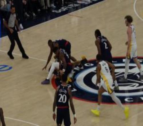 馬瑟林坐在庫(kù)里身上搶球?qū)е聨?kù)里失誤庫(kù)里起身后只點(diǎn)了點(diǎn)頭