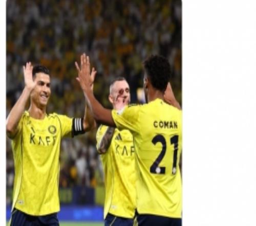 C羅社媒曬與進球功臣科曼慶祝合照：拿下三分，現(xiàn)場球迷活力十足