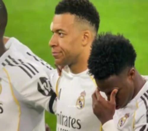 賽前默哀儀式德國球迷喧嘩，姆巴佩無奈搖頭+流露不滿神情