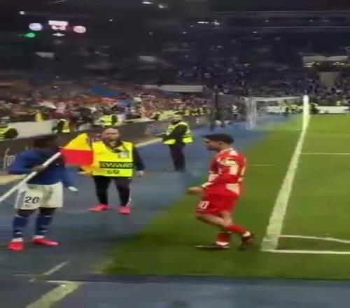 忍不了！白堡前鋒賽后舉角旗桿挑釁，美因茨中場推搡染紅引沖突