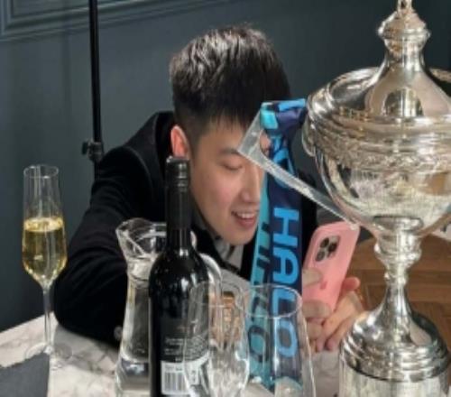 榮耀時(shí)刻！趙心童參加世界冠軍晚宴，世錦賽冠軍獎杯刻上他的名字