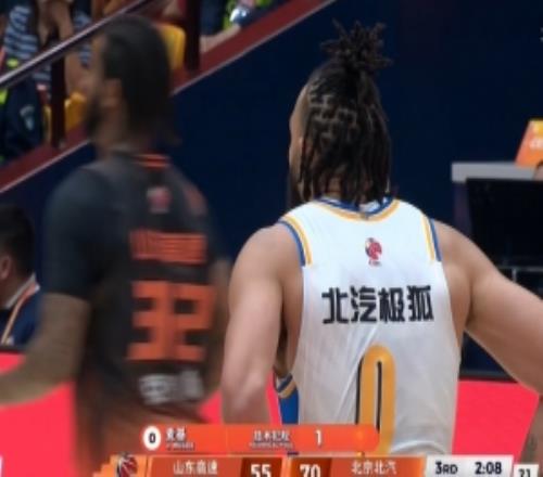 这可是专属动作！麦基篮下大帽陶汉林对着观众席摇手指吃T